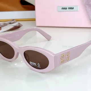 Miu Miu نظارات شمسية وردية بيضاوية عيون القطة