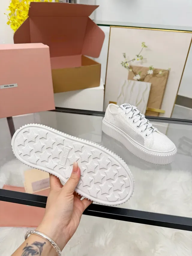 Miu Miu Sneakers Plateformes Blanches Maille Supérieure Semelle Texturée Style de Vie 2