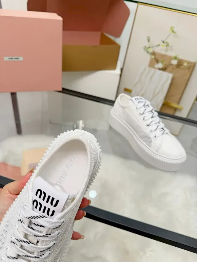 Miu Miu Sneakers Plateformes Blanches Maille Supérieure Semelle Texturée Style de Vie 3