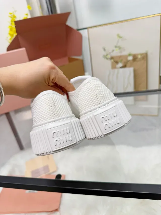 Miu Miu Sneakers Plateformes Blanches Maille Supérieure Semelle Texturée Style de Vie 4