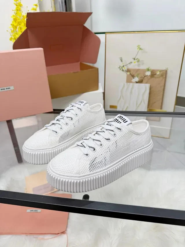 Miu Miu Sneakers Plateformes Blanches Maille Supérieure Semelle Texturée Style de Vie 5