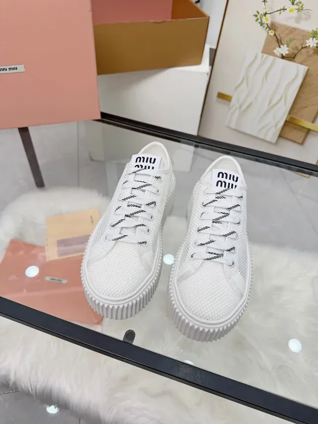 Miu Miu Sneakers Plateformes Blanches Maille Supérieure Semelle Texturée Style de Vie 6