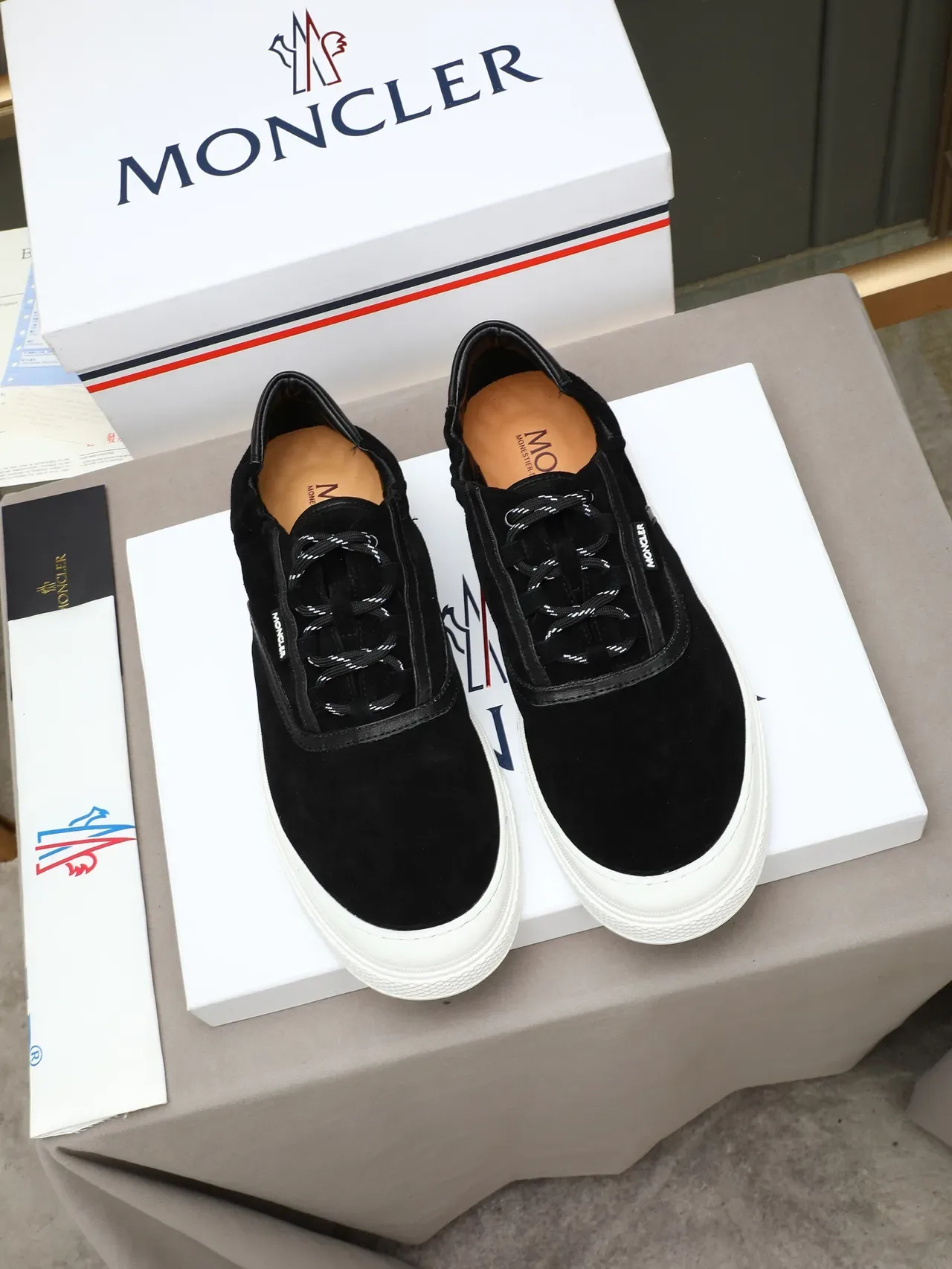 Moncler Zapátilla de ante negro con suela blanca de estilo de vida 3