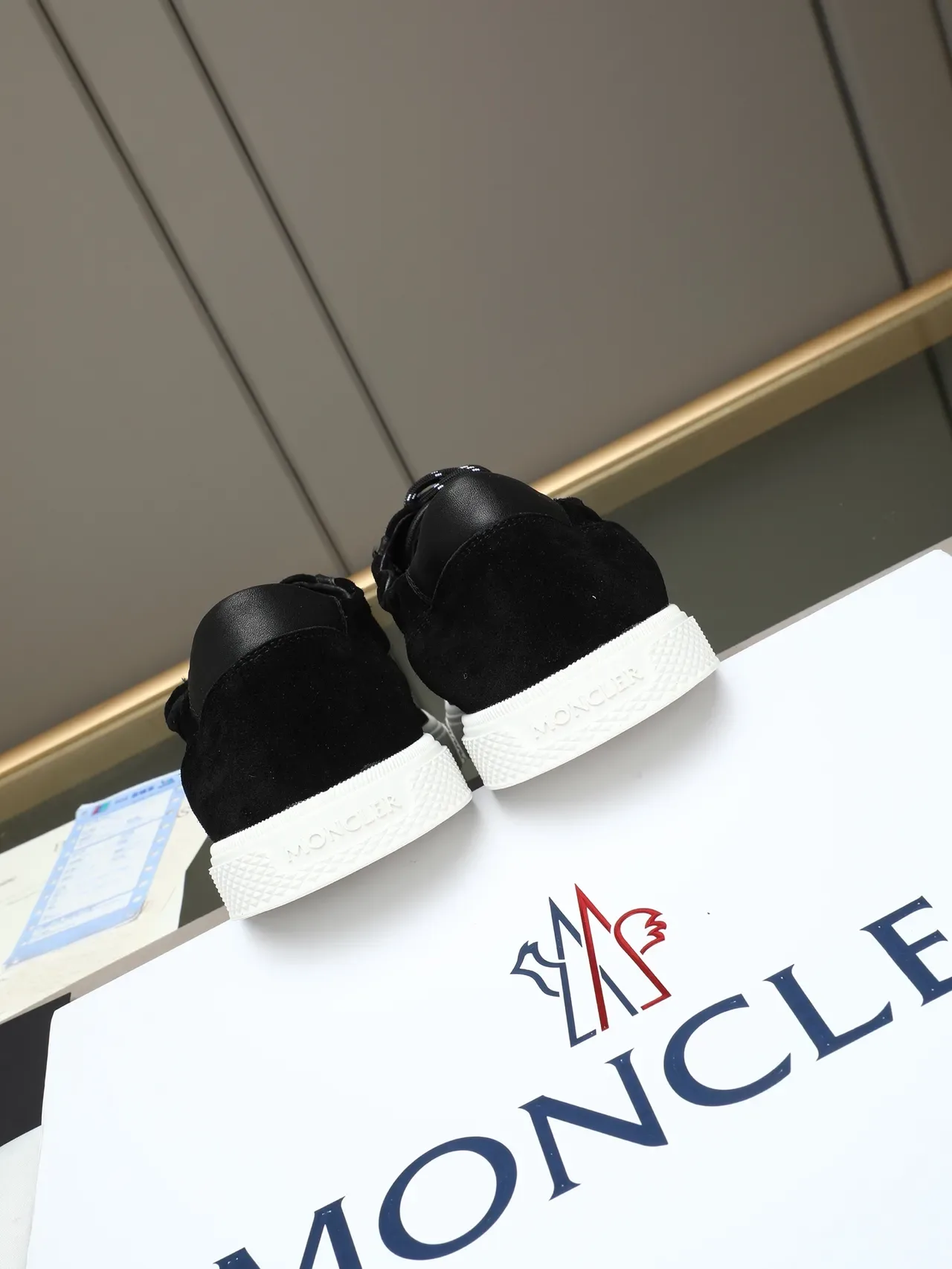 Moncler Zapátilla de ante negro con suela blanca de estilo de vida 4