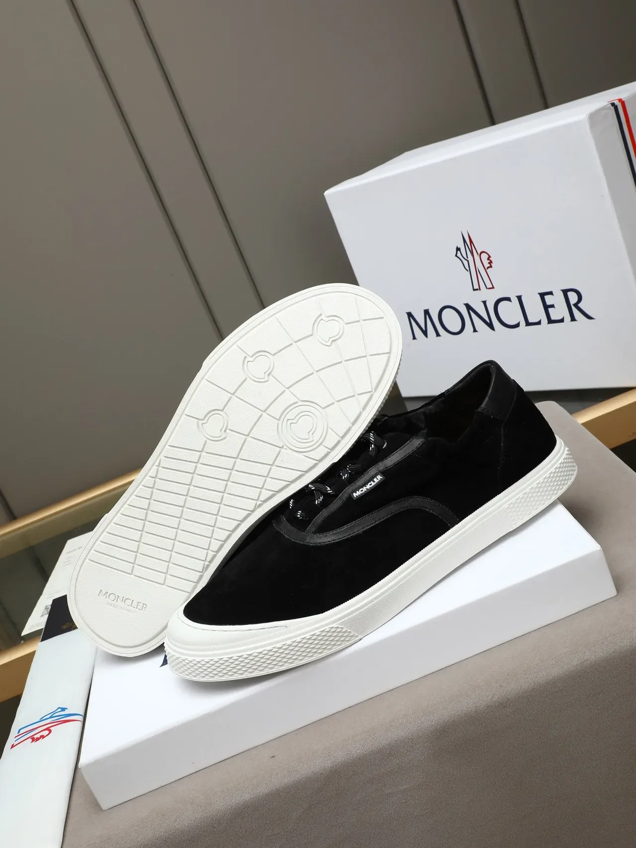 Moncler Zapátilla de ante negro con suela blanca de estilo de vida 5