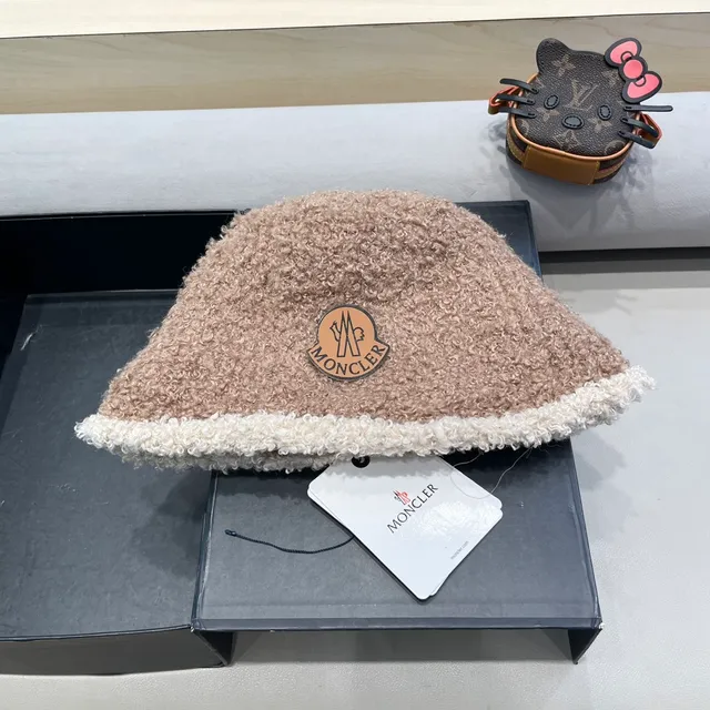 Moncler قبعة دلو بني كريمي ثنائي اللون مع مبطن بفراء مموج 2