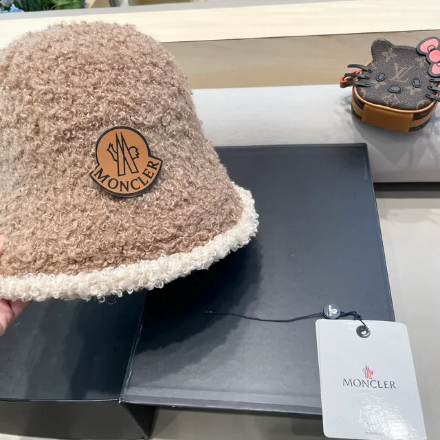 Moncler قبعة دلو بني كريمي ثنائي اللون مع مبطن بفراء مموج 9