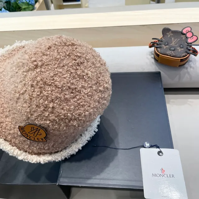 Moncler قبعة دلو بني كريمي ثنائي اللون مع مبطن بفراء مموج 10