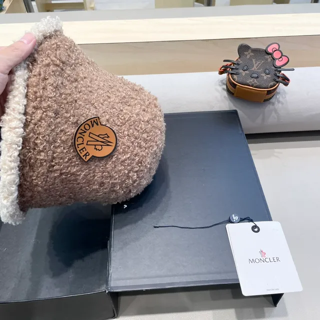 Moncler قبعة دلو بني كريمي ثنائي اللون مع مبطن بفراء مموج 11