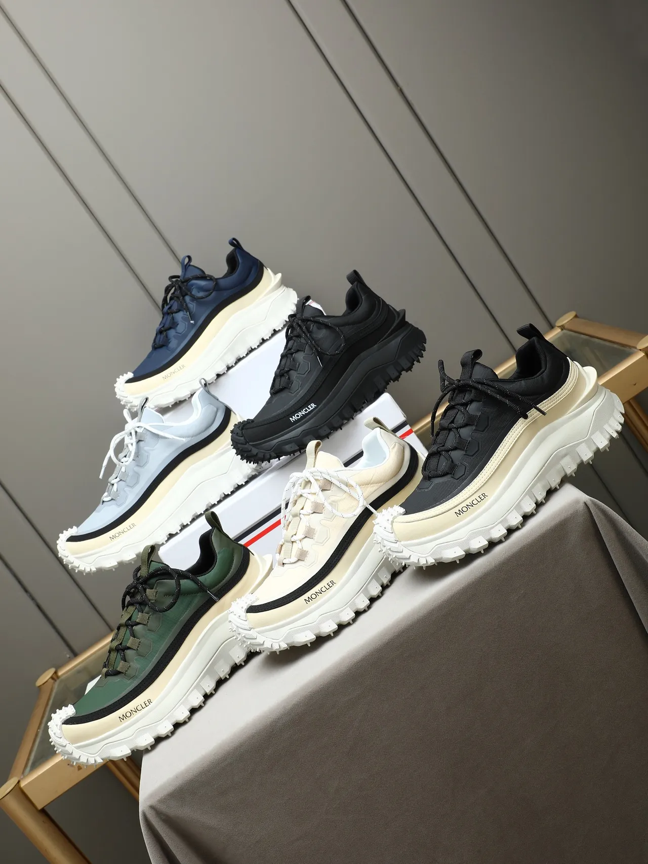 Moncler Grenoble Beige Negro Parte superior de tejido en capas Rayas onduladas Zapatillas chunky 2