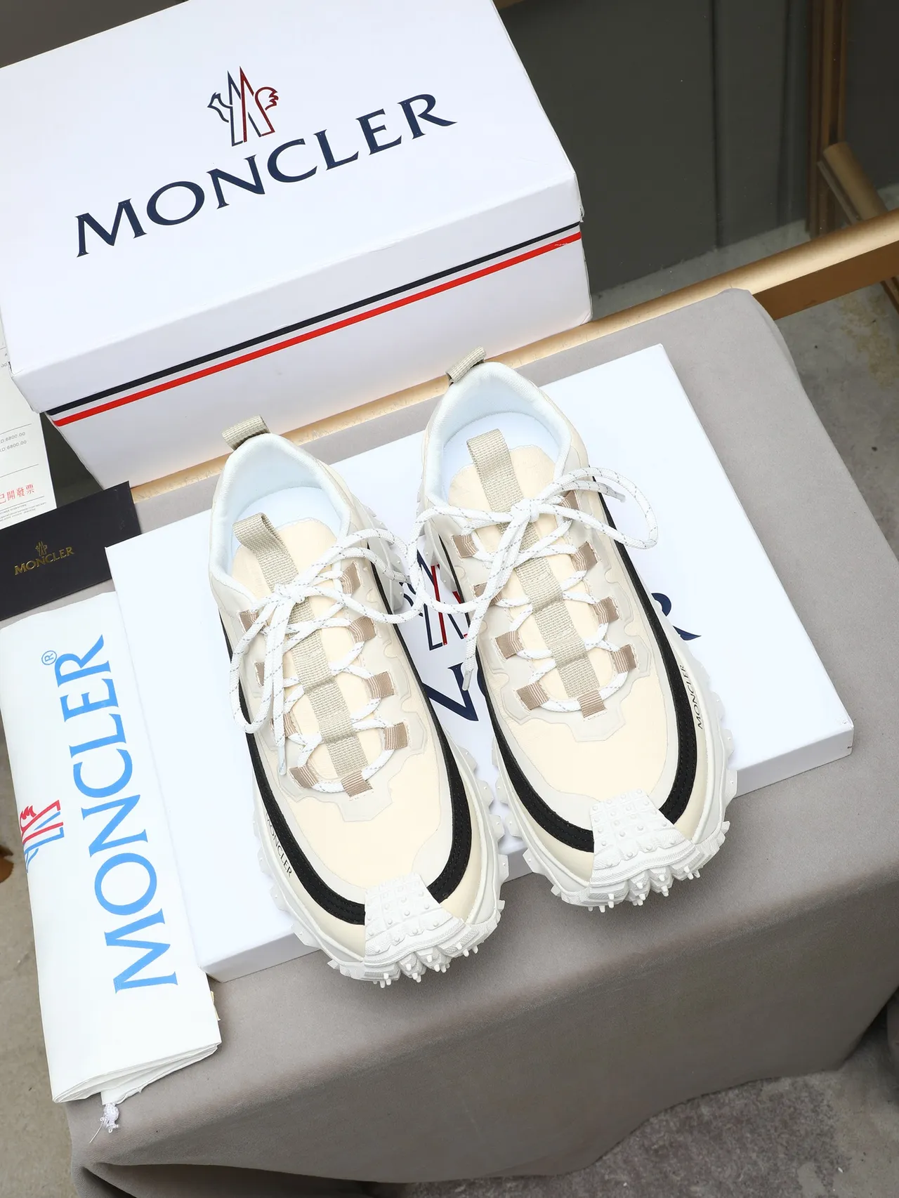 Moncler Grenoble Beige Negro Parte superior de tejido en capas Rayas onduladas Zapatillas chunky 3