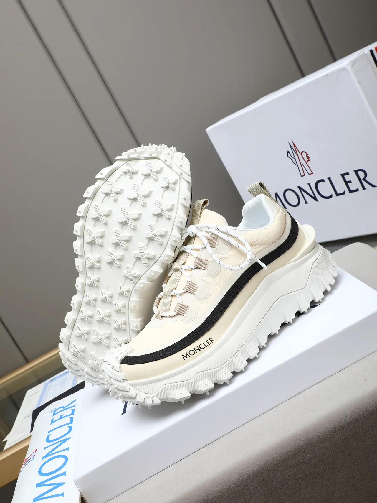 Moncler Grenoble Beige Negro Parte superior de tejido en capas Rayas onduladas Zapatillas chunky 4