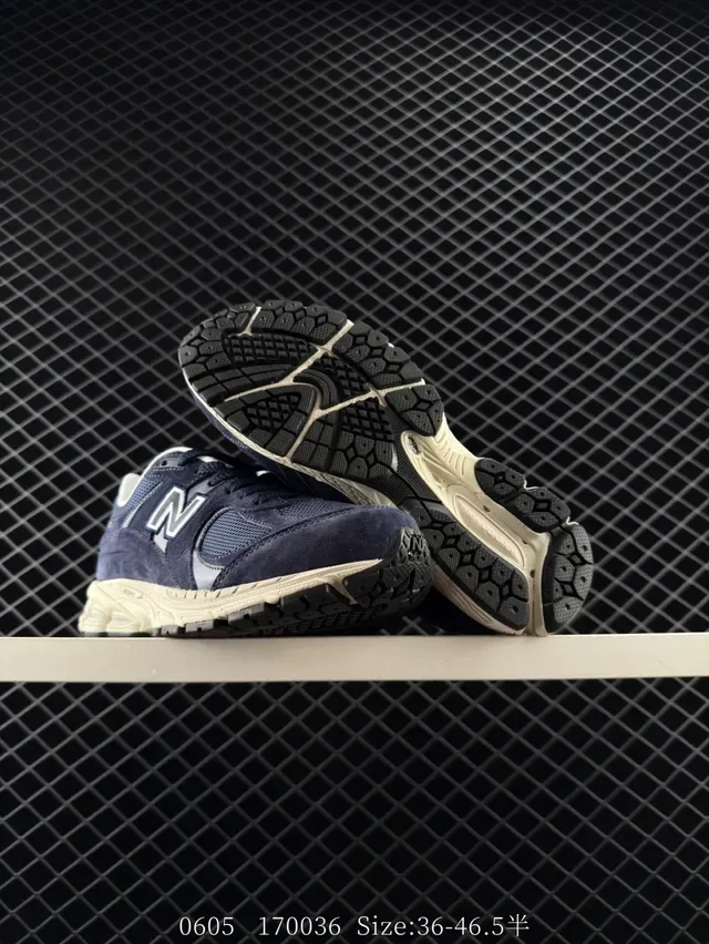 New Balance 2002R Sneakers Lifestyle daim navy et mesh 2