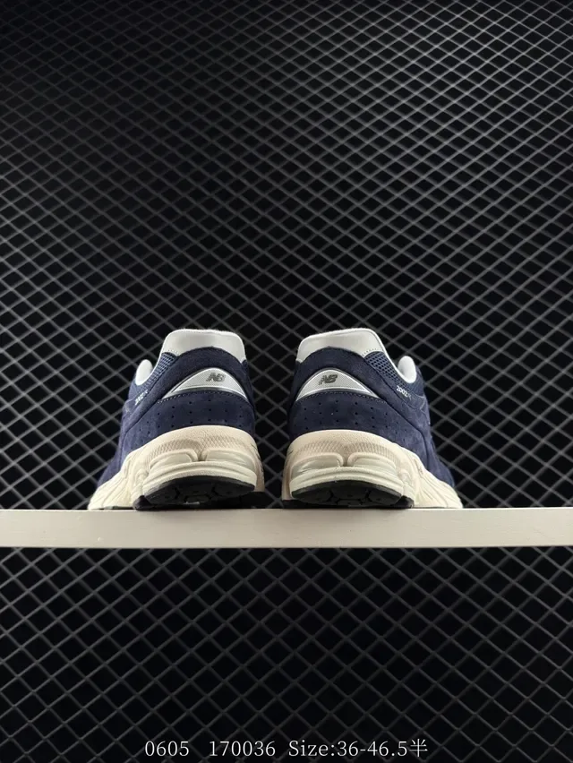 New Balance 2002R Sneakers Lifestyle daim navy et mesh 4