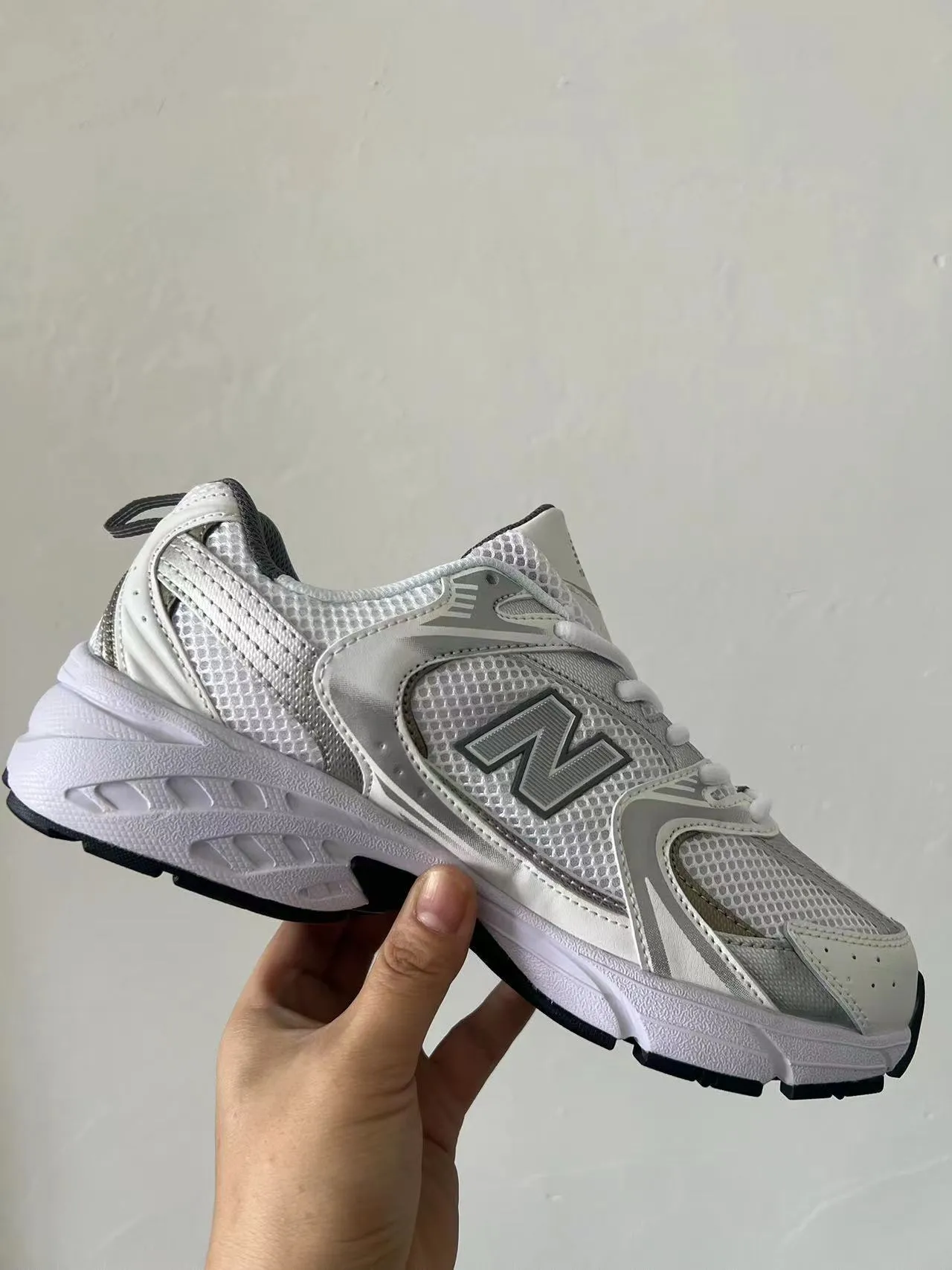 New Balance 530 Branco Prateado Tênis Estilo de vida 4