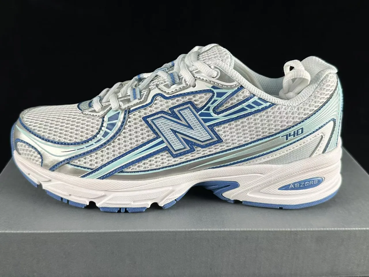 New Balance 860 White Blue Mesh Upper Structured TPU Cage Running Shoes 2