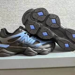 New Balance 9060 কালো এবং ট্রান্সলুসেন্ট ব্লু চাঙ্কি স্নিকার