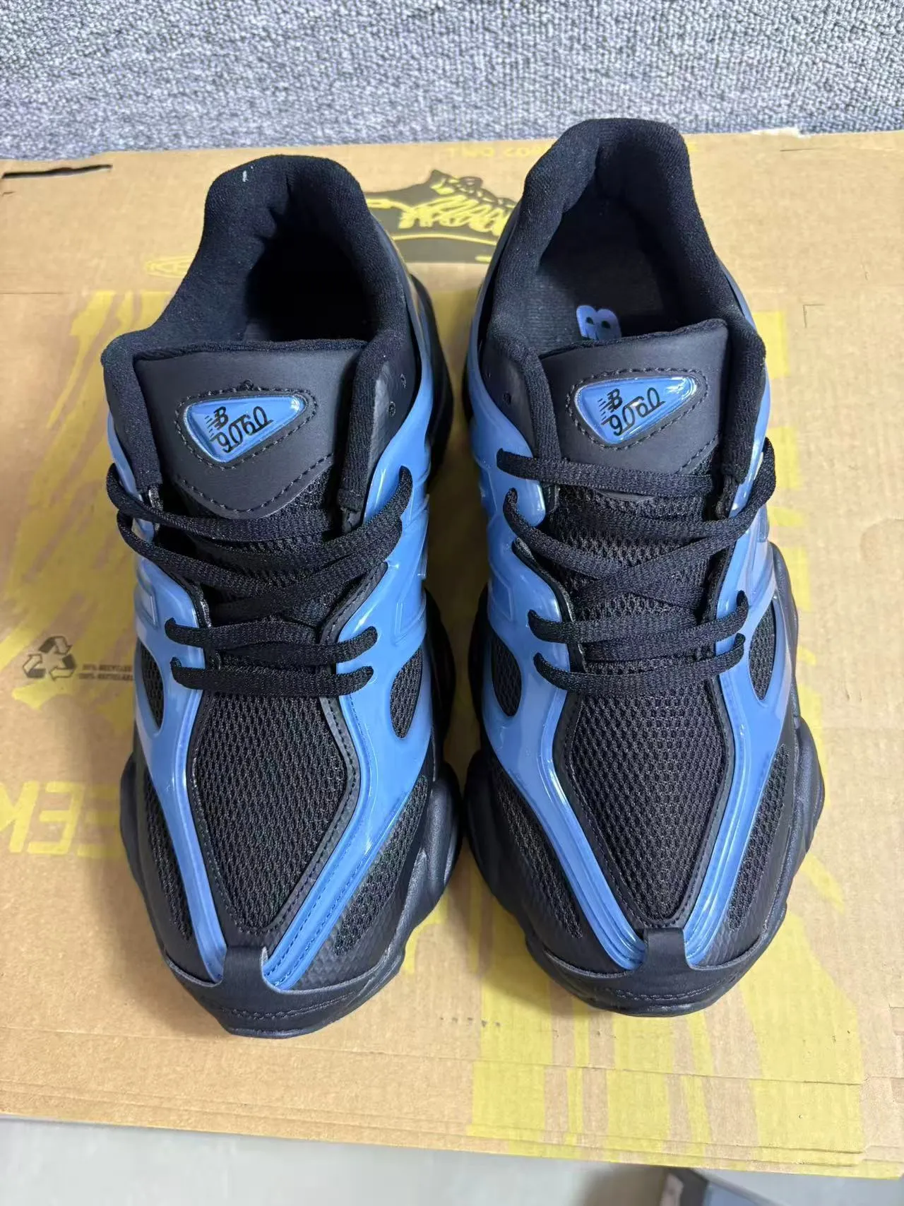New Balance 9060 কালো এবং ট্রান্সলুসেন্ট ব্লু চাঙ্কি স্নিকার 3