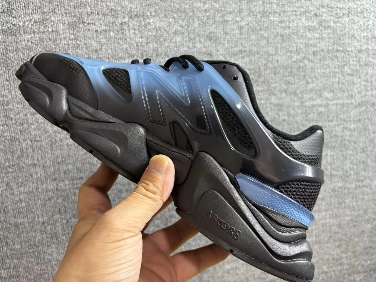New Balance 9060 কালো এবং ট্রান্সলুসেন্ট ব্লু চাঙ্কি স্নিকার 4