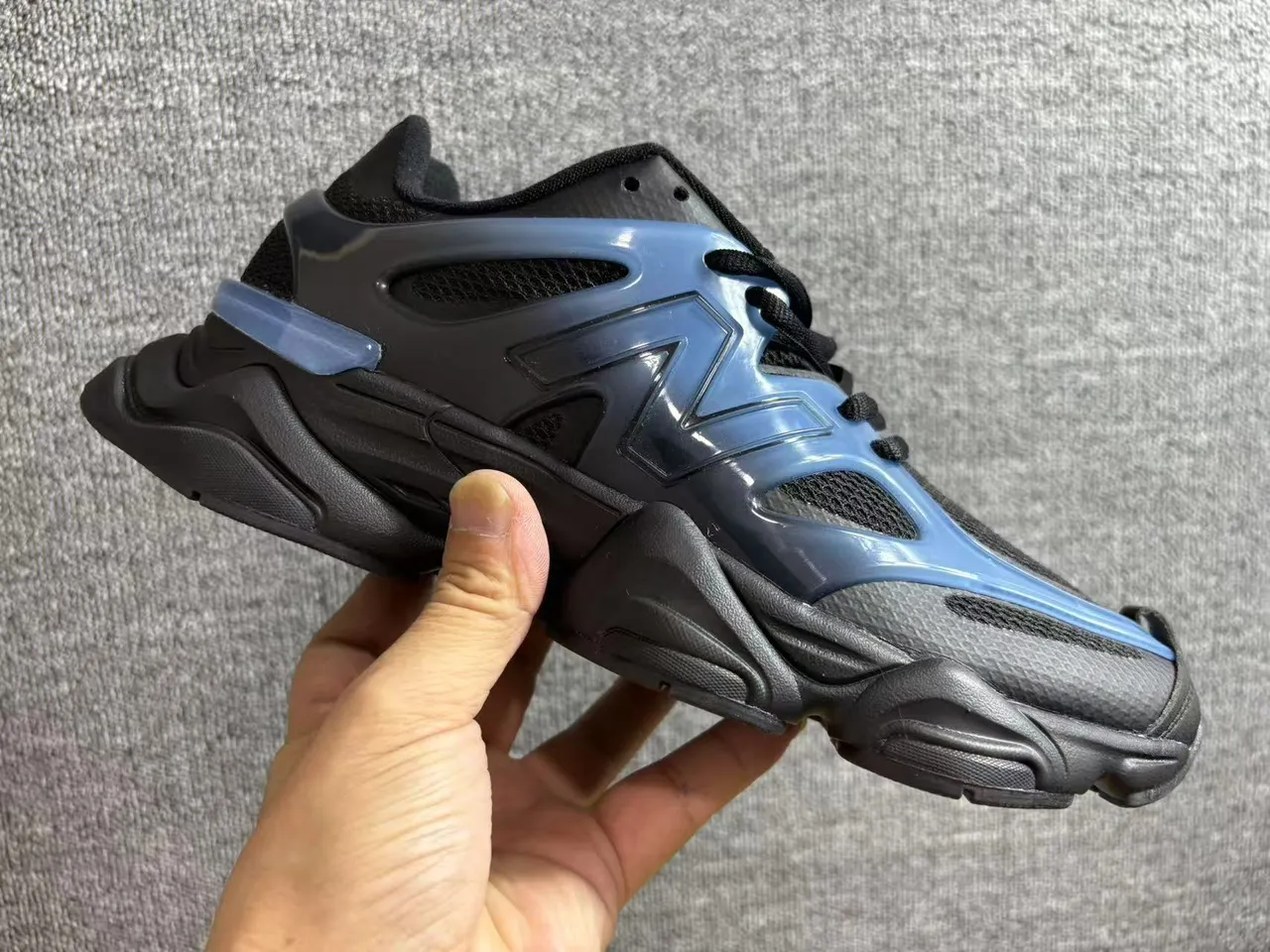 New Balance 9060 কালো এবং ট্রান্সলুসেন্ট ব্লু চাঙ্কি স্নিকার 5