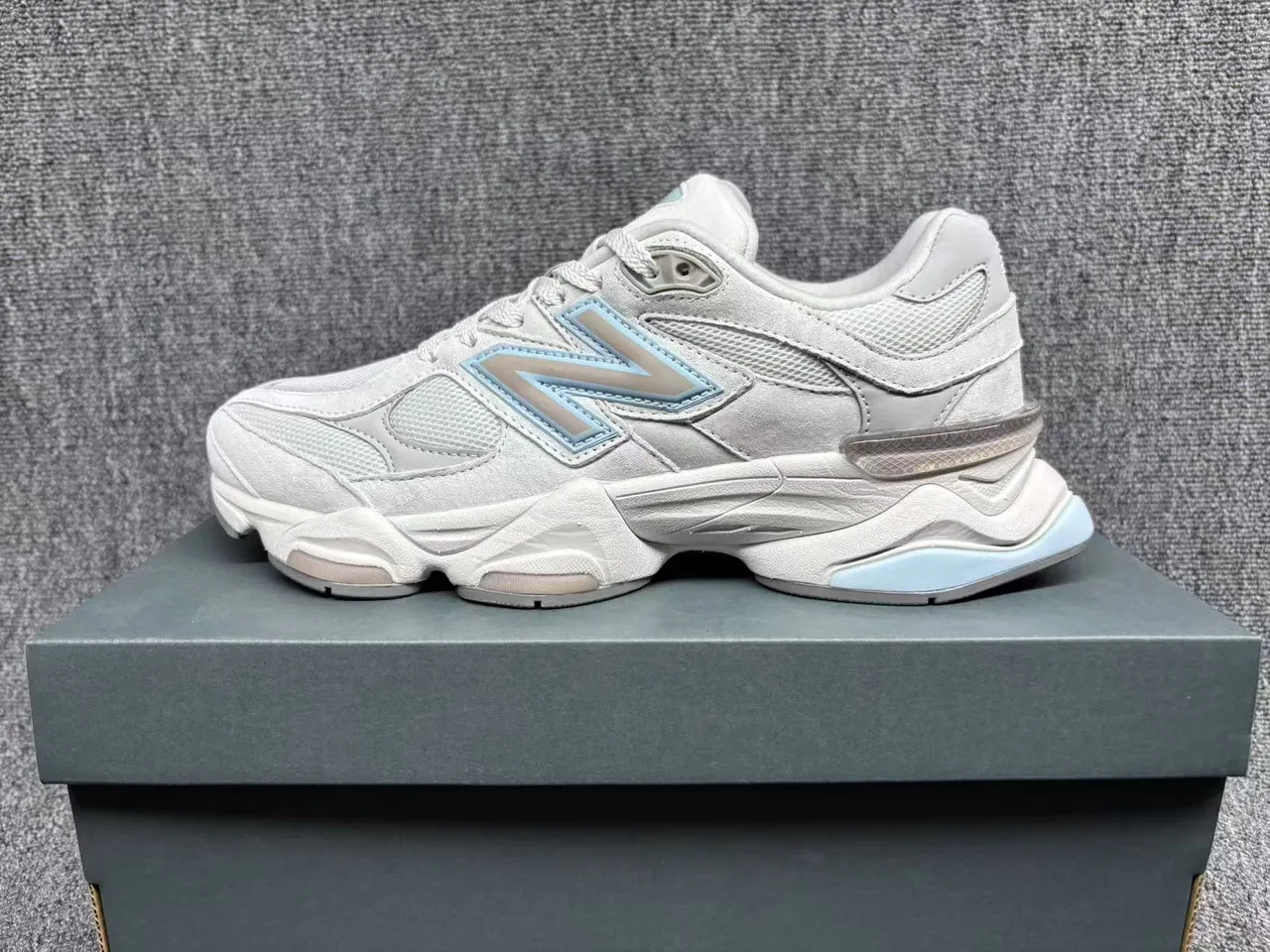 New Balance Beige Blue Sculpted Sole Mesh And Suede Overlay Chunky Sneakers 2