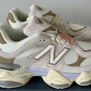 New Balance বেইজ বেগুনি স্কাল্প্টেড মিডসোল মেশ এবং চামড়ার প্যানেল চংকি স্নিকার