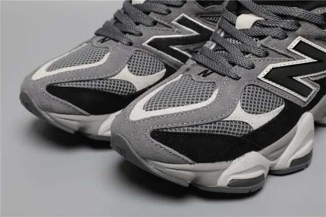 New Balance काला भूरा मोटा मिडसोल जाल-चमड़े का मिश्रण ऊपरी भाग जीवन शैली स्नीकर 4