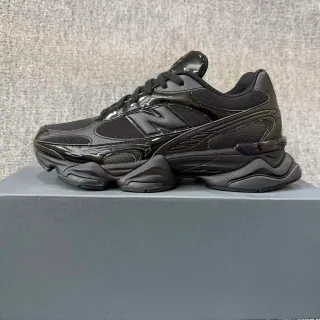 New Balance Preto Monocromático Brilhante Patent Overlays Chunky Sneakers