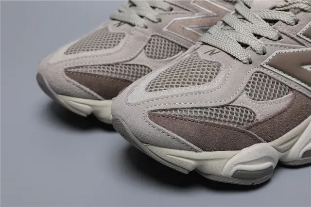 New Balance বাদামী বেইজ লেয়ার্ড মেশ এবং স্যুয়েড আপার চাঙ্কি স্কাল্প্টেড মিডসোল লাইফস্টাইল স্নিকার 4