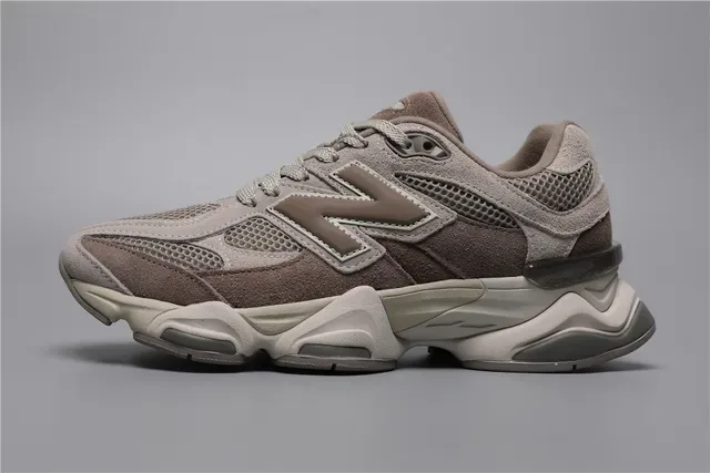 New Balance বাদামী বেইজ লেয়ার্ড মেশ এবং স্যুয়েড আপার চাঙ্কি স্কাল্প্টেড মিডসোল লাইফস্টাইল স্নিকার 9