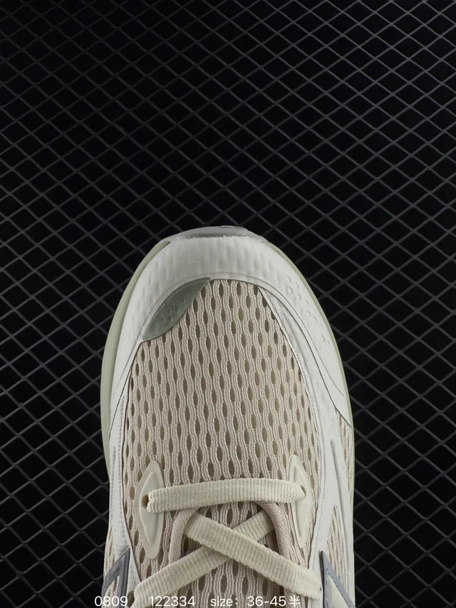 New Balance Fresh Foam Trainer 米色和橄榄绿跑鞋 2