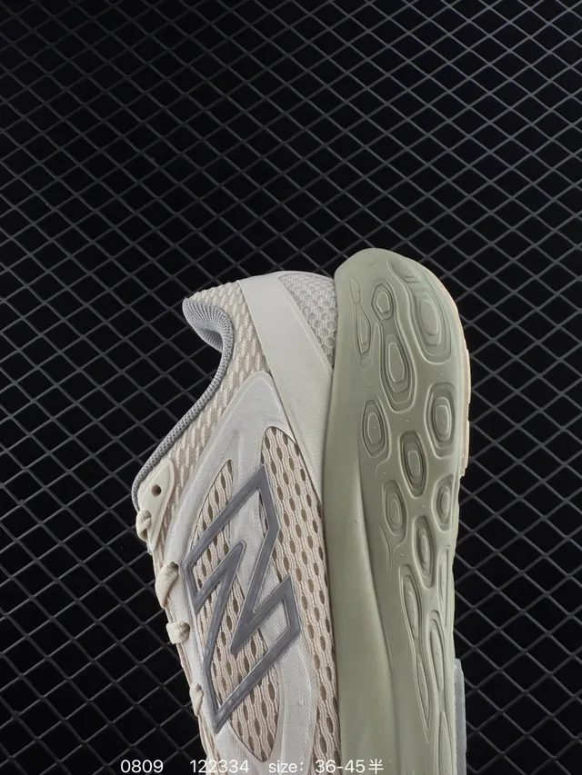 New Balance Fresh Foam Trainer 米色和橄榄绿跑鞋 3
