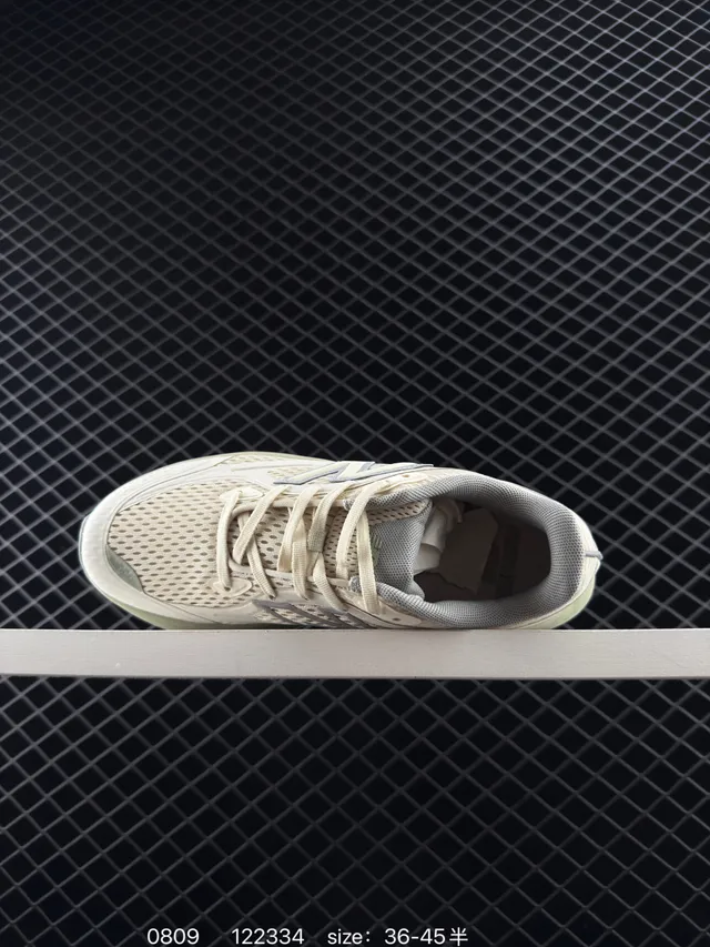 New Balance Fresh Foam Trainer 米色和橄榄绿跑鞋 4