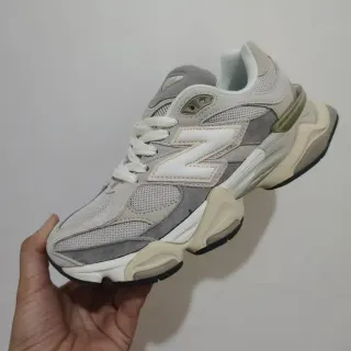 New Balance ধূসর বেইজ লেয়ার্ড মেশ এবং সুয়েড আপার ওভারসাইজড স্টিচড 'N' লোগো চাংকি স্নিকার