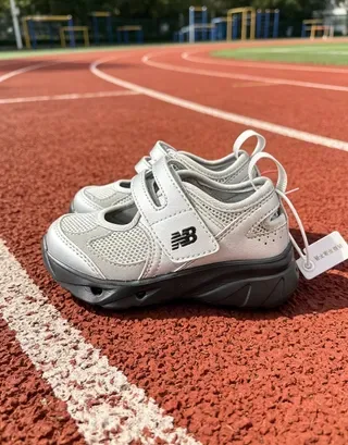 New Balance Argent Noir Fermeture Sangle Velcro Supérieure Maille Métallique Sneakers Lifestyle 5