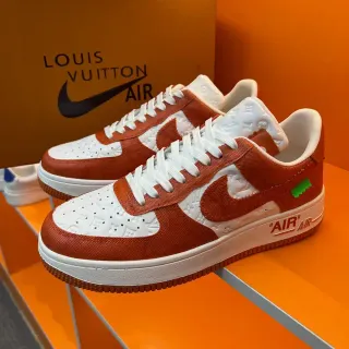 Nike Air Force 1 Zapatillas Lifestyle Naranja y Blanco Monograma Embossed