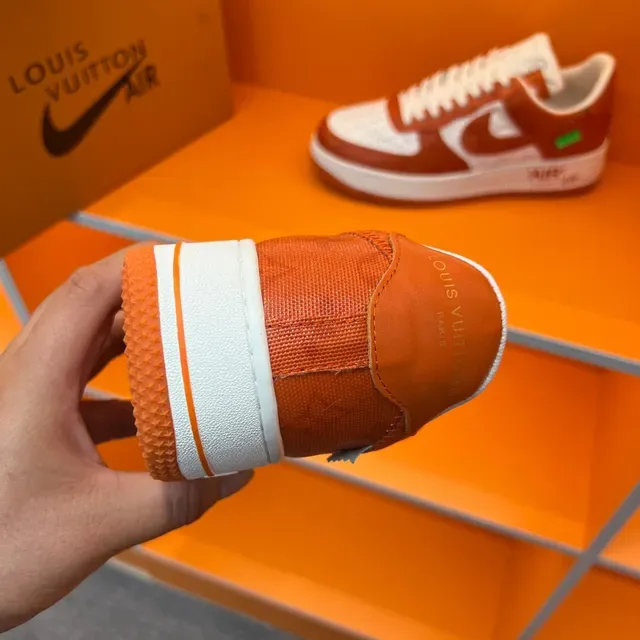 Nike Air Force 1 Sneakers Lifestyle Orange et Blanc Monogram Embossed 2