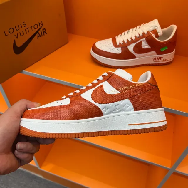 Nike Air Force 1 Sneakers Lifestyle Orange et Blanc Monogram Embossed 3