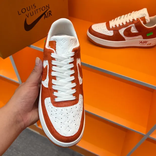 Nike Air Force 1 Sneakers Lifestyle Orange et Blanc Monogram Embossed 4
