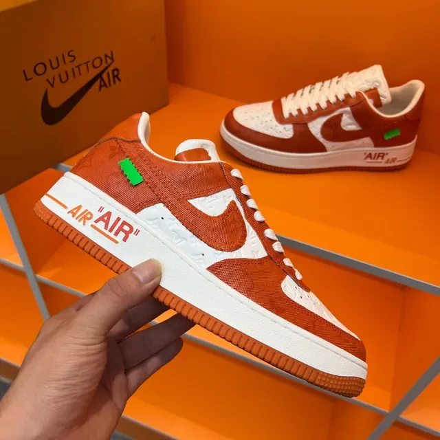 Nike Air Force 1 Sneakers Lifestyle Orange et Blanc Monogram Embossed 5