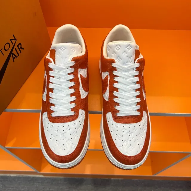 Nike Air Force 1 Sneakers Lifestyle Orange et Blanc Monogram Embossed 9