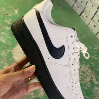 Nike Air Force 1 أبيض وأسود سينيكرز لايف ستايل