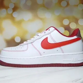 Nike Air Force 1 حذاء رياضي أسلوب حياة أبيض وأحمر