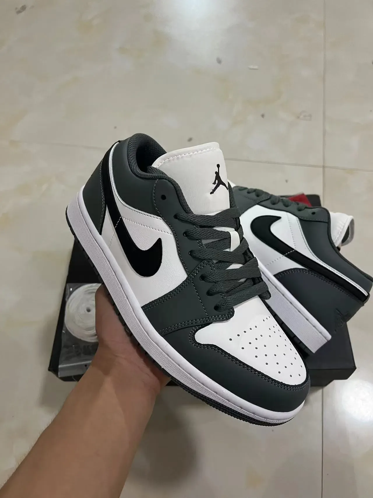 Nike Air Jordan 1 Low Cinza Escuro Branco Sneakers Lifestyle 2