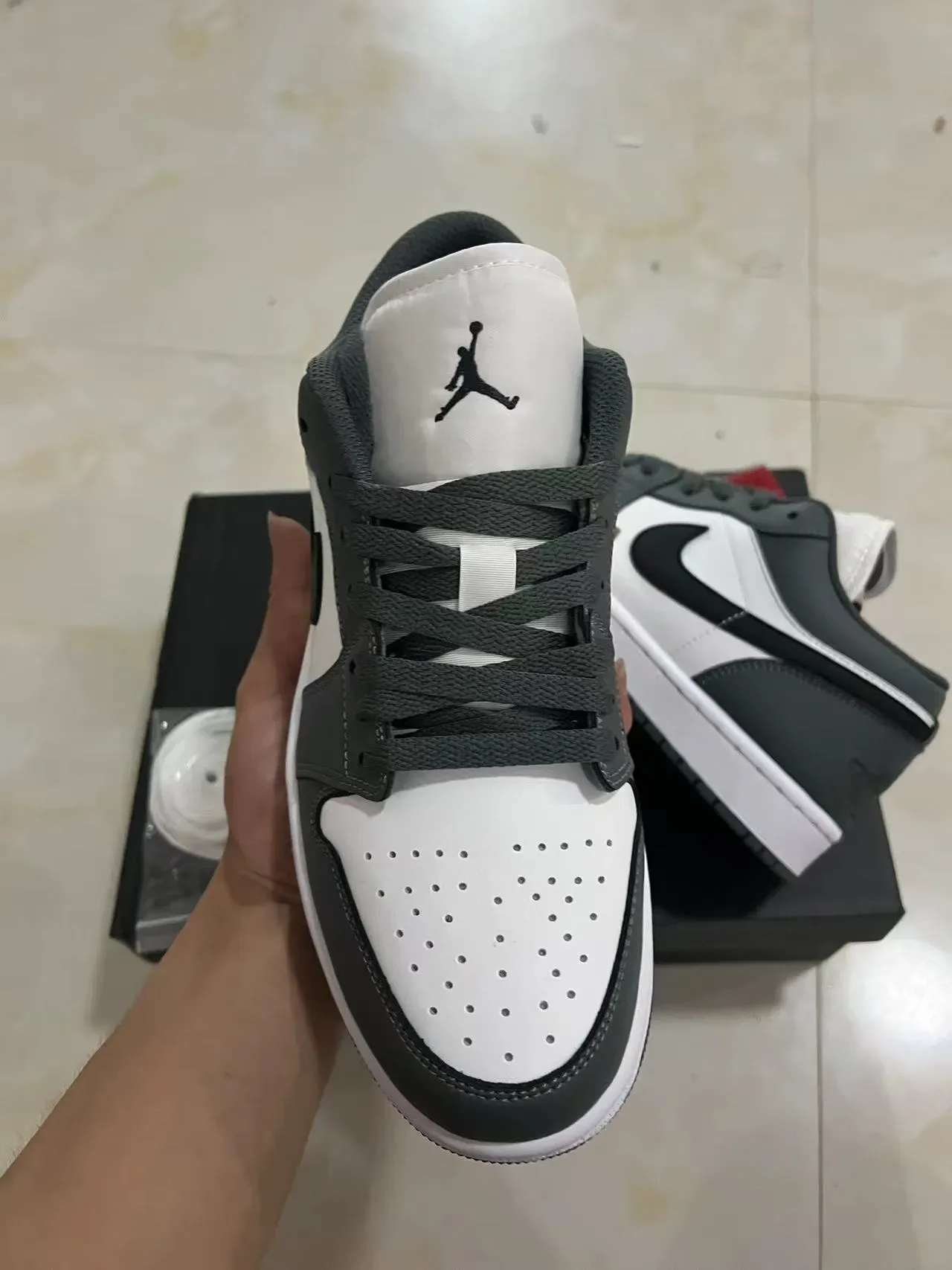Nike Air Jordan 1 Low Cinza Escuro Branco Sneakers Lifestyle 3
