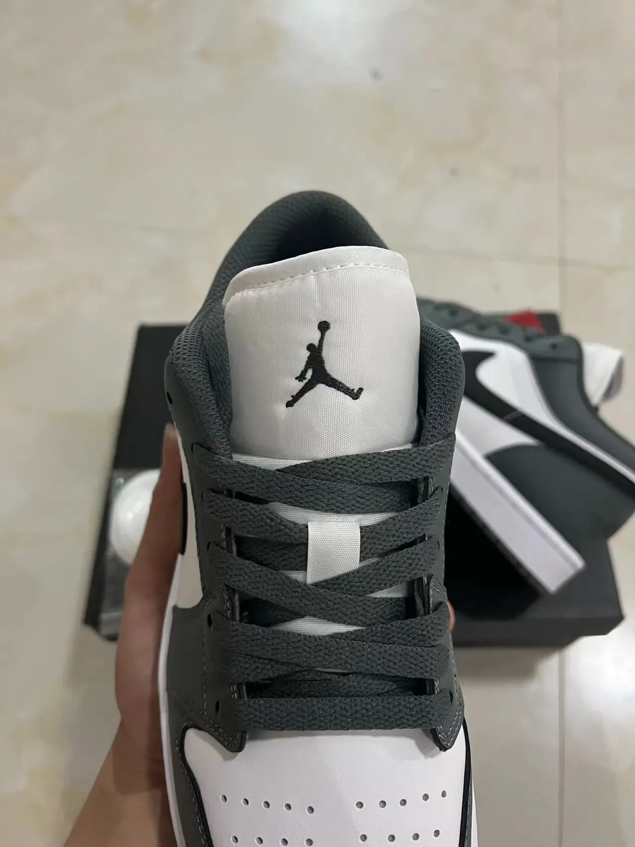 Nike Air Jordan 1 Low Cinza Escuro Branco Sneakers Lifestyle 4