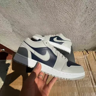 Nike Air Jordan 1 Low Gris Navy Blanco Lifestyle Sneakers