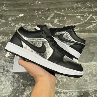 نايك Air Jordan 1 Low Metallic Silver Black أحذية رياضية للأسلوب الحياتي