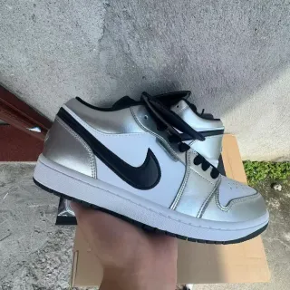 Nike Air Jordan 1 Low Plata metálica Negro Lifestyle Sneakers