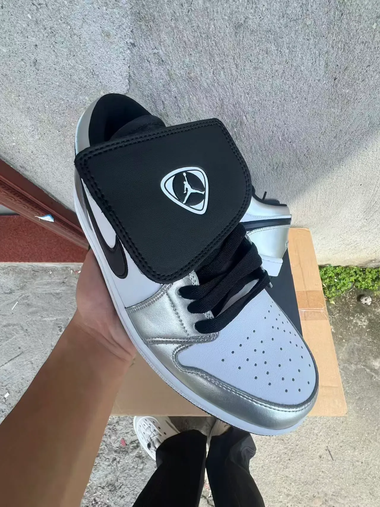 Nike Air Jordan 1 Low Argent Métallique Noir Lifestyle Sneakers 2
